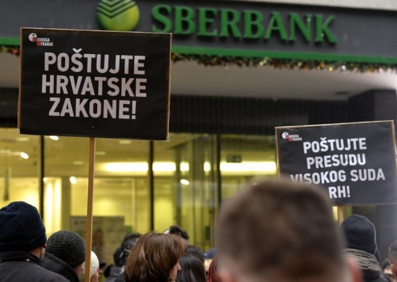Članovi Udruge Franak blokirali poslovnicu Sberbanke
