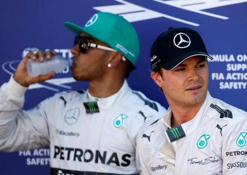 Rosbergu pole position, prvak Hamilton do njega