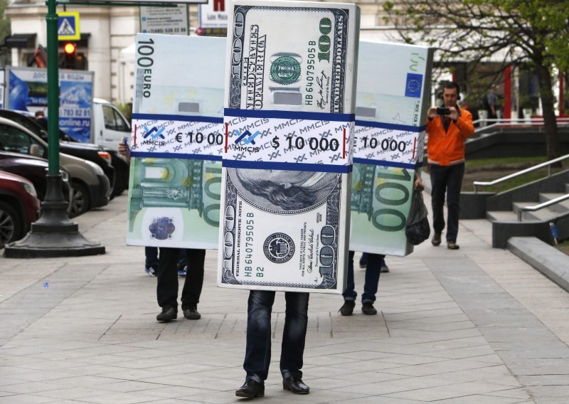 Hodajući ulicom dijelio novac, od 200 do 2400 eura odjednom