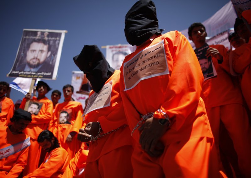 Kako se provodi prisilno hranjenje u Guantanamu?