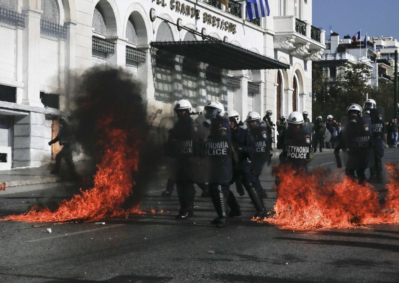 Tisuće Grka na ulicama protiv mjera štednje