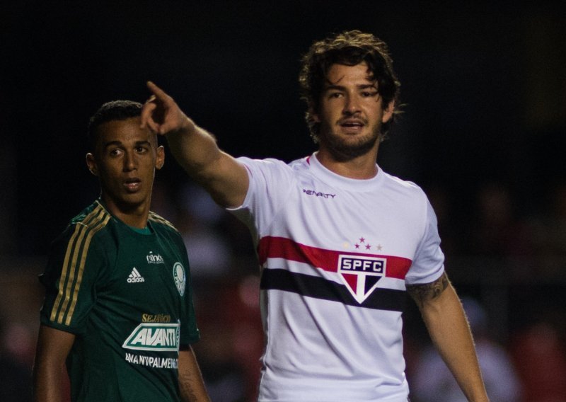 Pato seli u Fiorentinu; Corinthians želi raskinuti ugovor