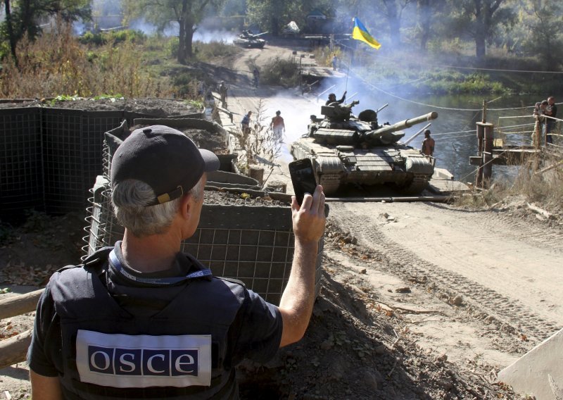 Kijev i pobunjenici počinju povlačenje tenkova u Donecku