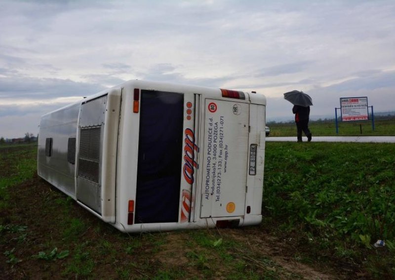 Kod Slavonskog Broda prevrnuo se autobus s učenicima