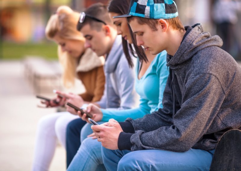 Oprez! Tinejdžeri mogu postati ovisni o SMS-anju!