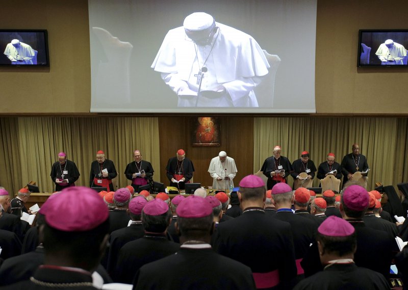 Konzervativni kardinali se pobunili protiv Papine metode