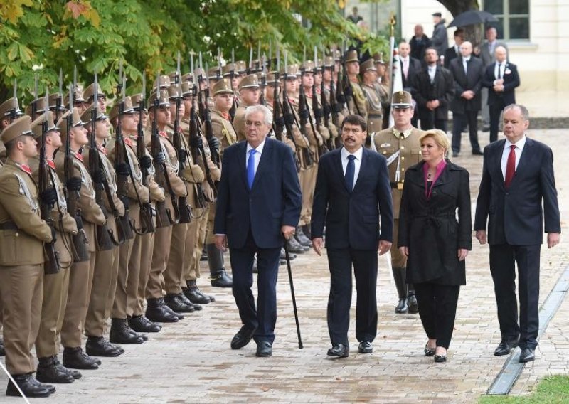 Grabar Kitarović posebna gošća na summitu Višegradske skupine