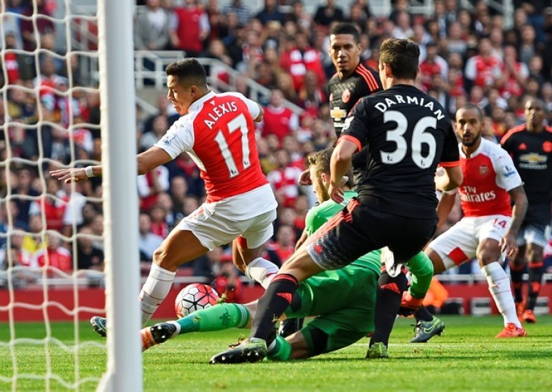 Strašnim golovima Alexisa Arsenal pregazio ManUtd!