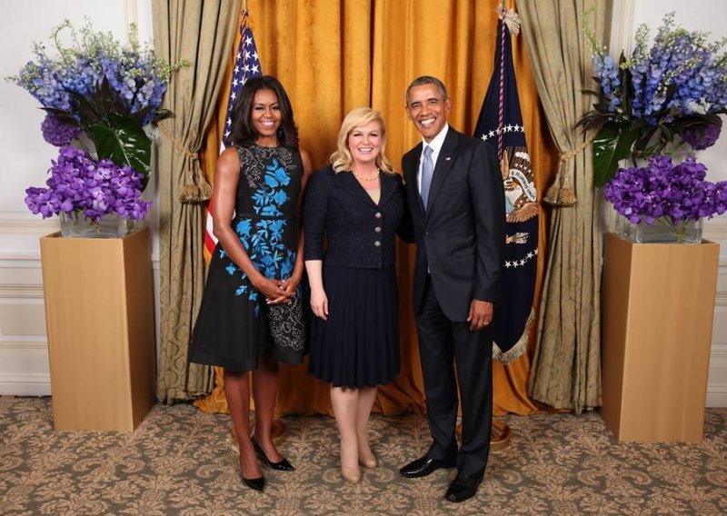 Predsjednica se pohvalila fotografijom s Barackom i Michelle Obama