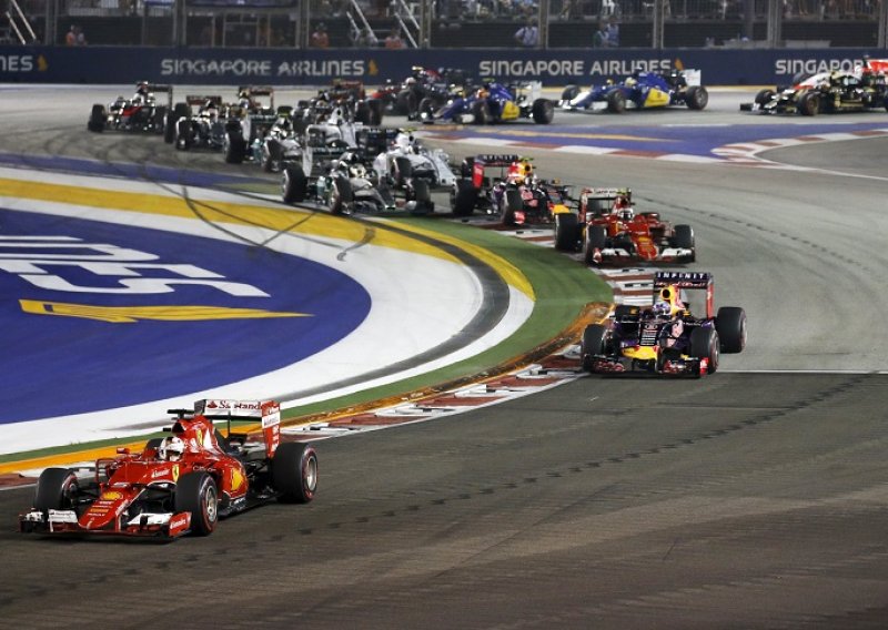 Katastrofa Hamiltona u Singapuru, Vettel briljirao!
