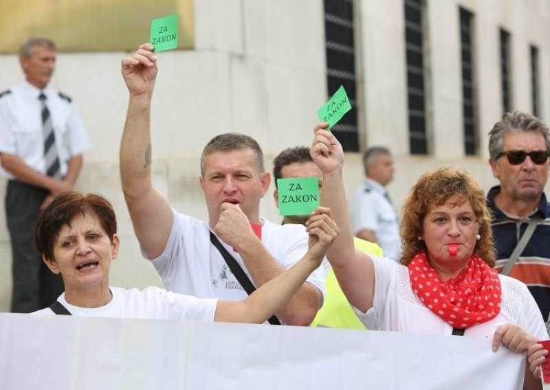 'Zeleni kartoni Vladi i Saboru, a crveni HNB-u i guverneru'