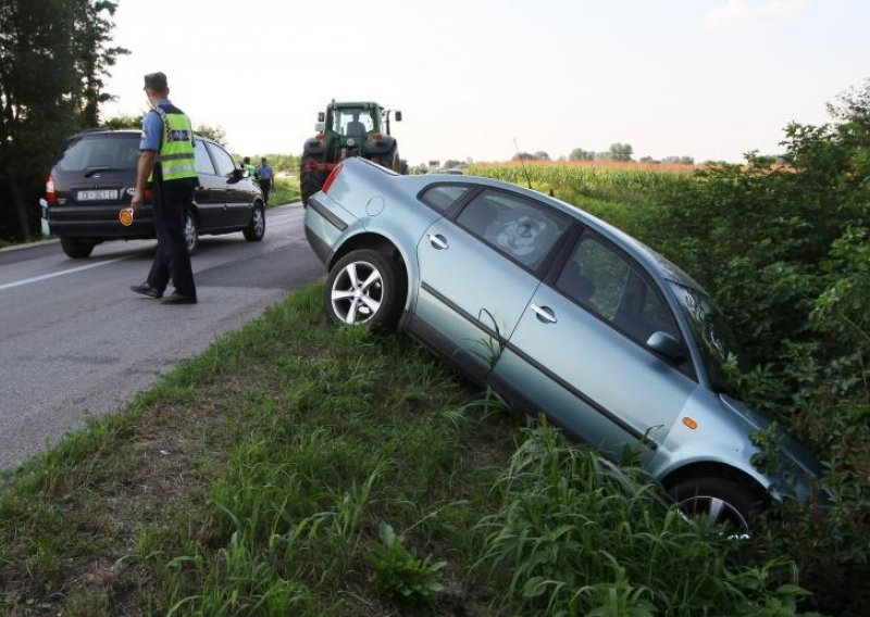 Dvije osobe poginule u slijetanju auta s ceste