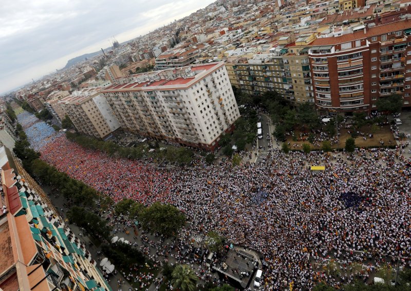 Stotine tisuća Katalonaca na ulicama Barcelone za neovisnost