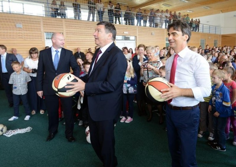 Mornar između redaka: Izaberite nas i povisit ćemo vam plaće