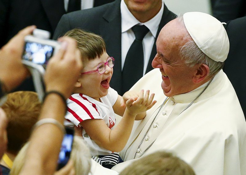 Papa Franjo: Primite po jednu izbjegličku obitelj!