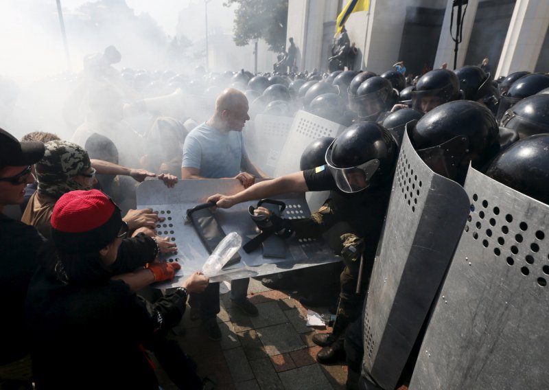 Neredi u Ukrajini nakon što je parlament popustio pobunjenicima