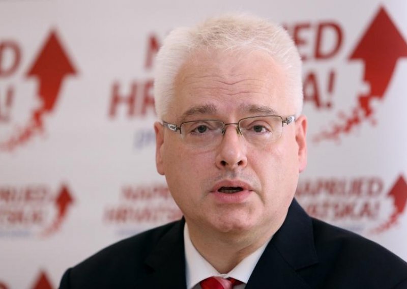 Josipović dozvoljava sjedenje na dvije stolice