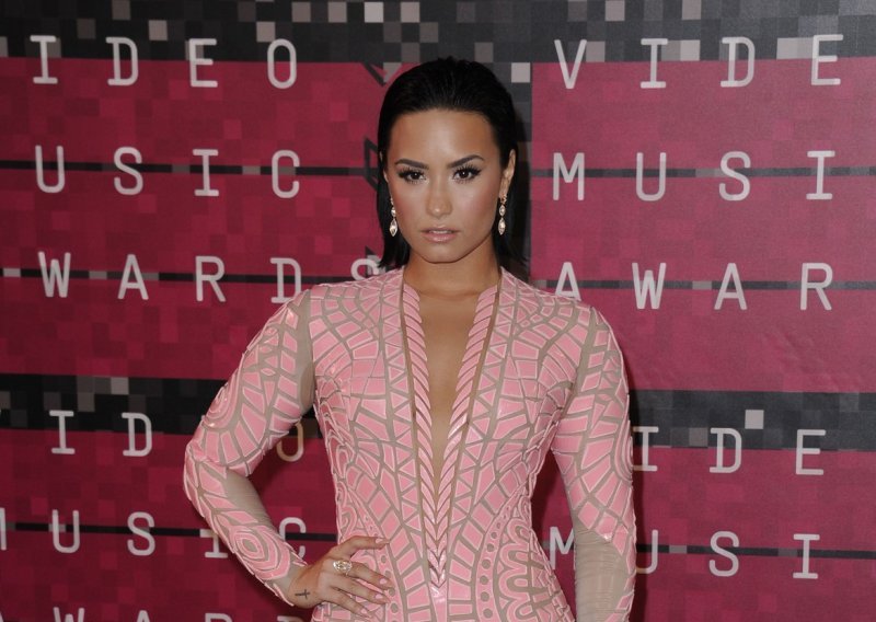 Demi Lovato isprobala novu frizuru! Kako vam se sviđa?