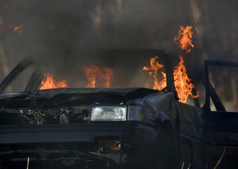 U zadnji tren napustio automobil koji se pretvorio u buktinju