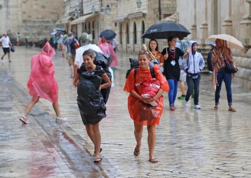 Nevrijeme diljem Hrvatske snizilo temperature i rastjeralo turiste