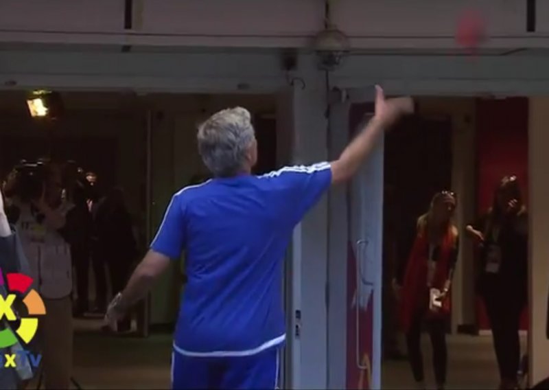 Mourinho bacio svoju medalju nakon poraza od Arsenala!