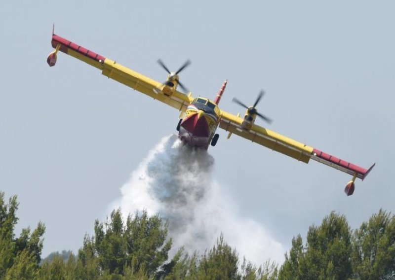 Četiri zrakoplova ekspresno ugasila požar kod Kistanja