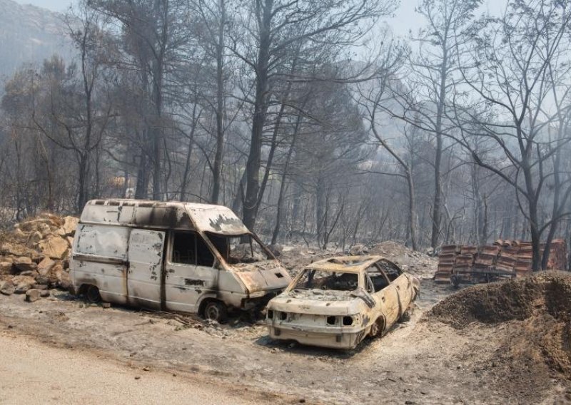 Vatra odsjekla Pelješac od kopna, dolaze i vatrogasci iz BiH