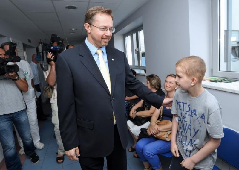 Varga posjetio mališane koji se liječe na novom odjelu dječje onkologije