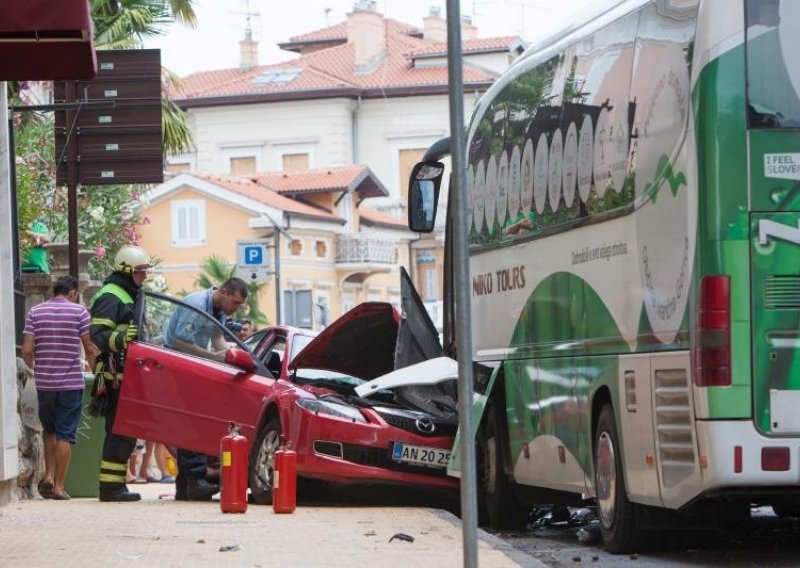 Vozaču autobusa pozlilo pa izazvao sudar 10 automobila