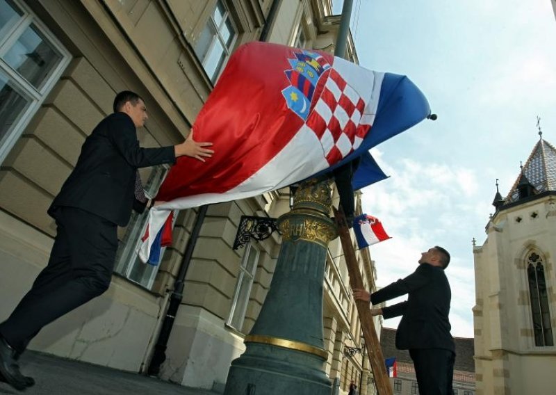 Skidanjem zastave simbolično obilježen početak ljetne stanke Sabora