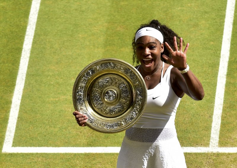 Procurila snimka: Ovako se Serena zaigrala s trofejem!