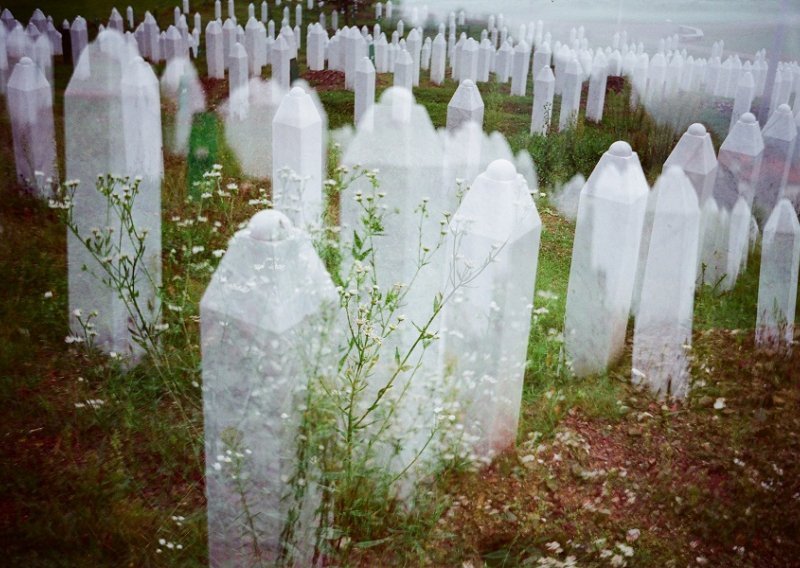 Napadnuta kolona koja je prevozila posmrtne ostatke iz Srebrenice