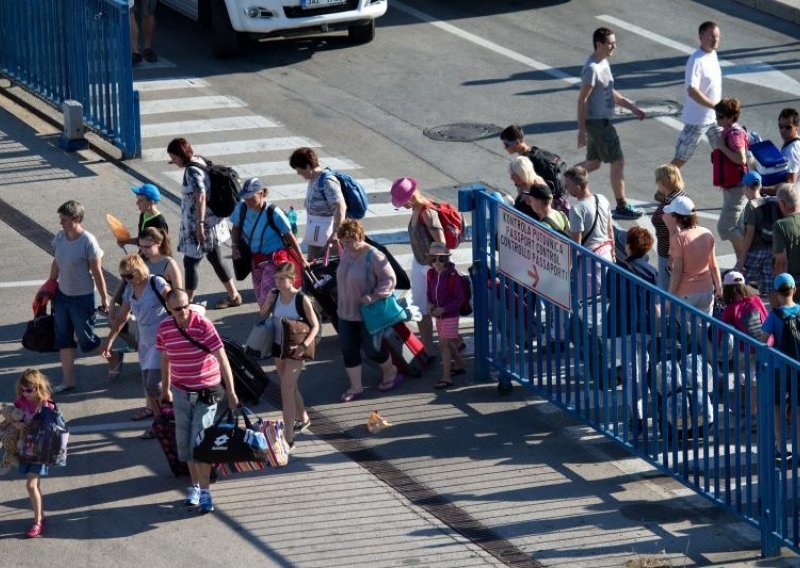 U Splitu povećan broj putnika u zračnoj i trajektnoj luci
