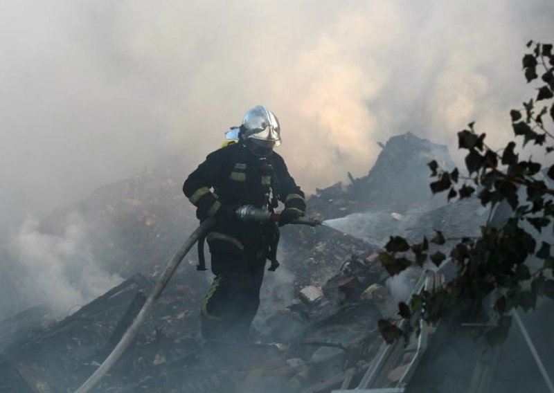 Buknuo požar na divljem deponiju u Čulinečkoj ulici