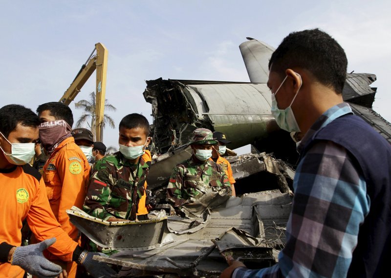 U padu vojnog zrakoplova u Indoneziji zasad 142 mrtvih
