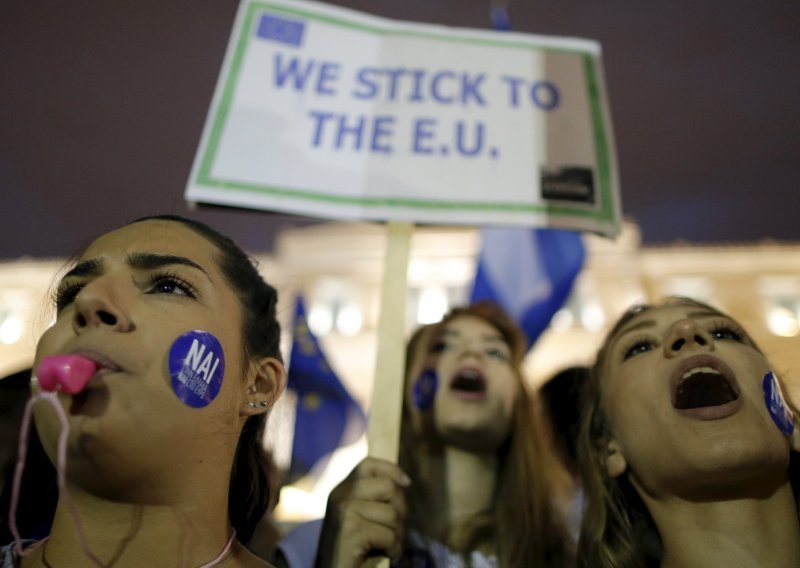 Tisuće Grka na ulicama Atene tražilo ostanak u eurozoni