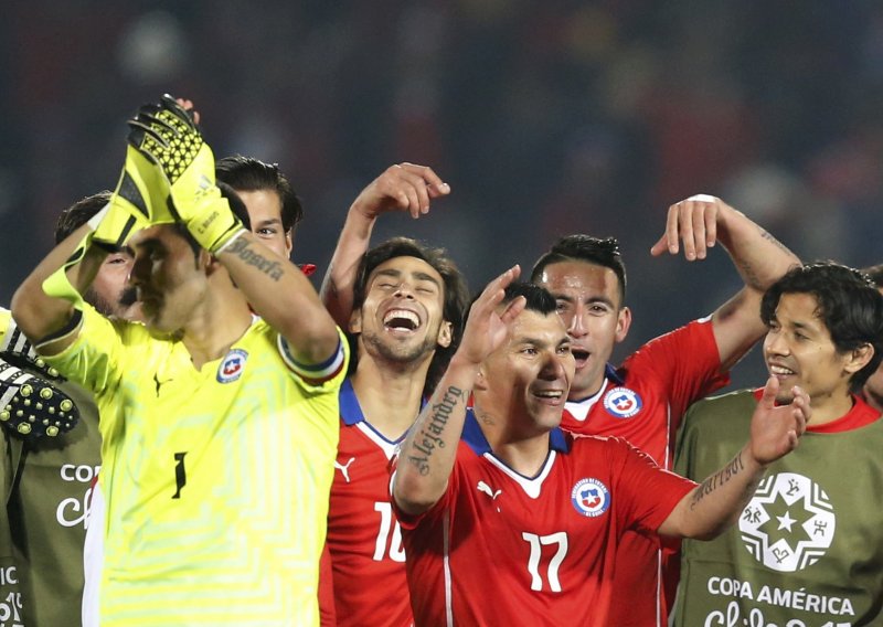 Čile u finalu; presudili crveni karton i 'bomba s 25 metara'