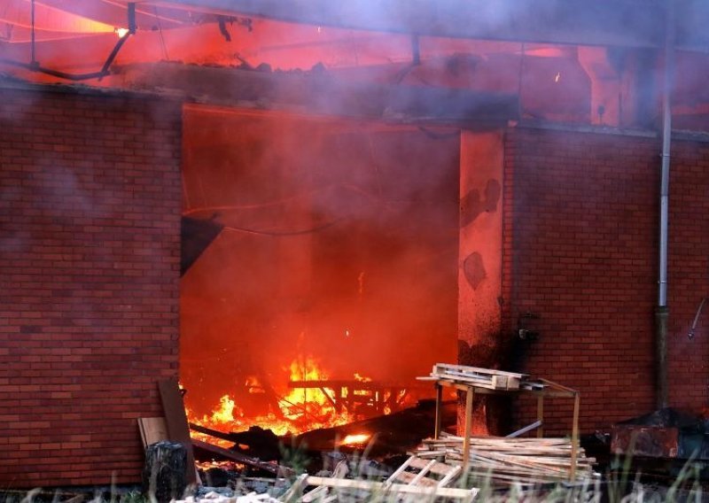 Strašan požar potpuno uništio tvornicu u Đurđenovcu