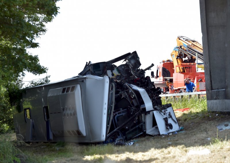 Vozač poginuo u nesreći autobusa s britanskom djecom