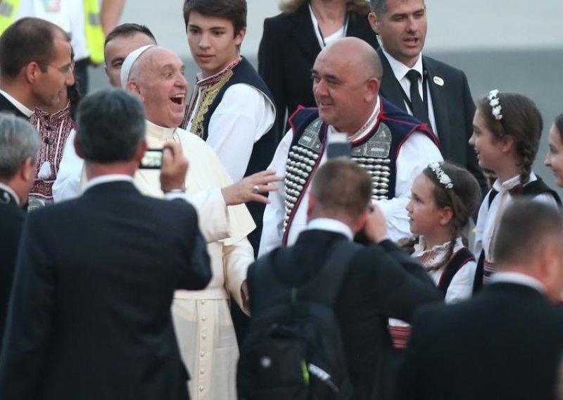 Papa otputovao iz Sarajeva uz osmijeh i gangu