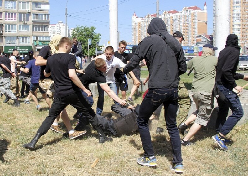 Napadnuta Parada ponosa, ranjena dva policajca