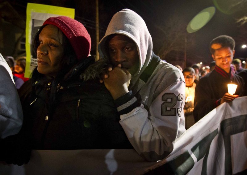 Treći dan prosvjeda zbog ubojstva crnog tinejdžera u SAD-u