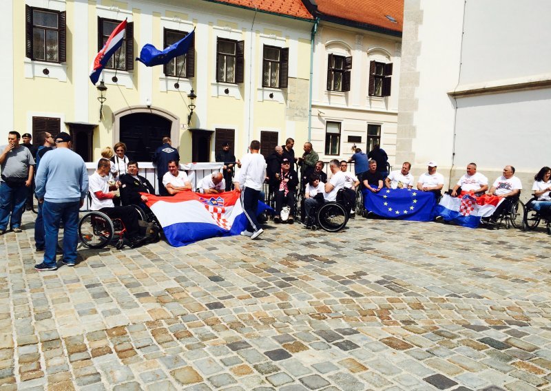 Branitelji, radnici RIZ-a i Imunološkog zavoda prosvjeduju ispred Vlade