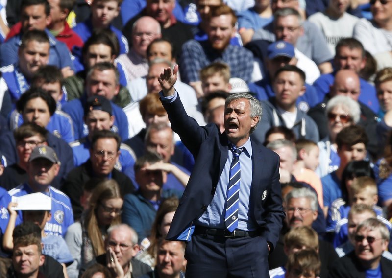 Mourinho u slavlju 'ogolio' navijače Chelseaja