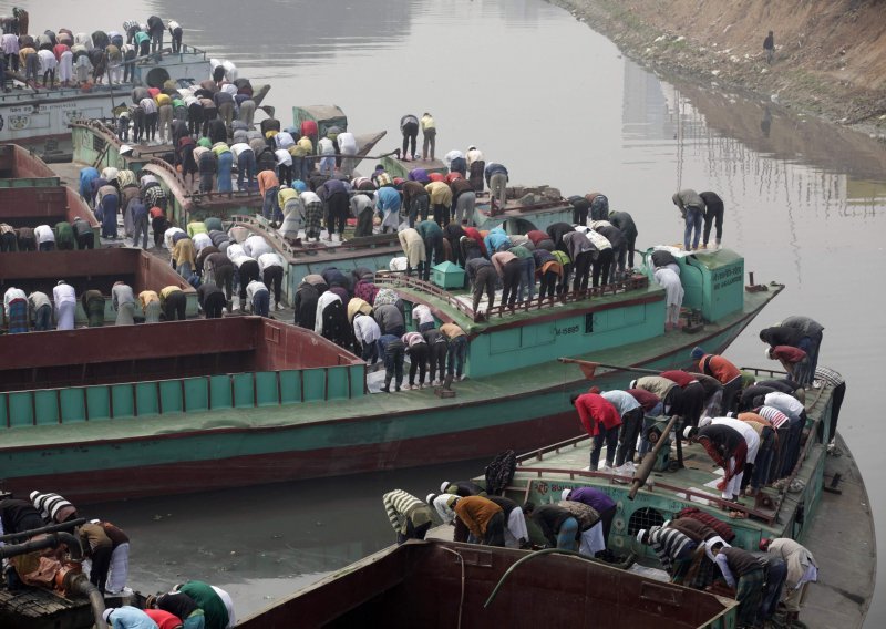 Deseci nestalih u brodolomu u Bangladešu
