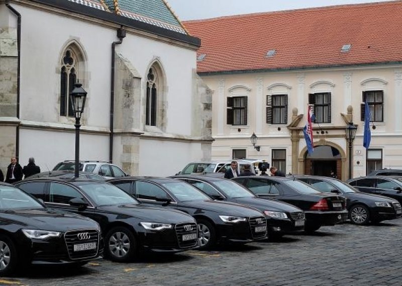 Želite voziti Vladin Mercedes? Požurite na rasprodaju!