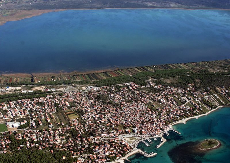 Požar u ornitološkom rezervatu u PP Vransko jezero