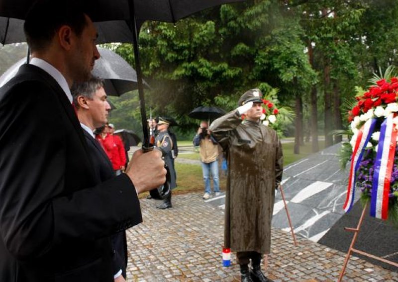 Milanović i Leko položili vijence na stratištu u Teznom