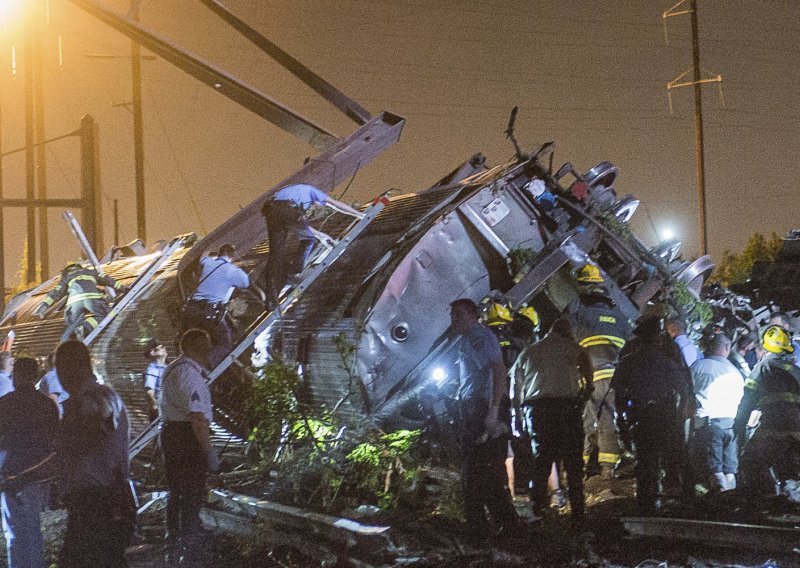U SAD-u vlak izletio iz tračnica, najmanje pet osoba poginulo