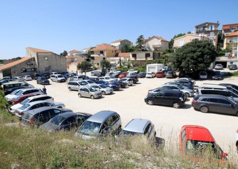 Slovencima stižu kazne za neplaćeno parkiranje na Jadranu